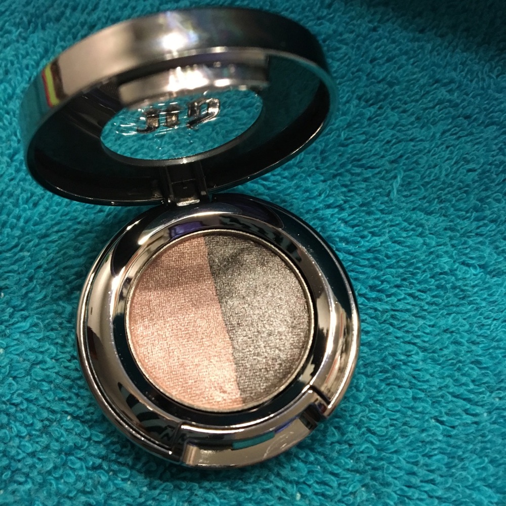 URBAN DECAY eyeshadow duo in Sin/Mushroom